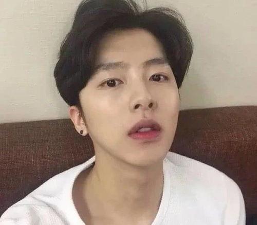 橙色短头发男网红,揭秘橙色短发男网红的独特风采