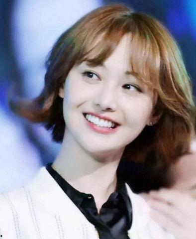 明星理发换发型吗,理发师巧手打造新形象