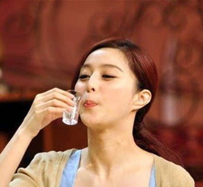 明星喝酒的,明星们的饮酒瞬间
