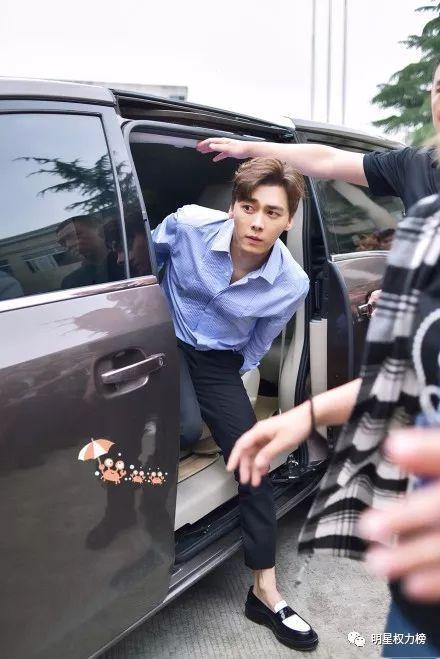 男明星下车素材