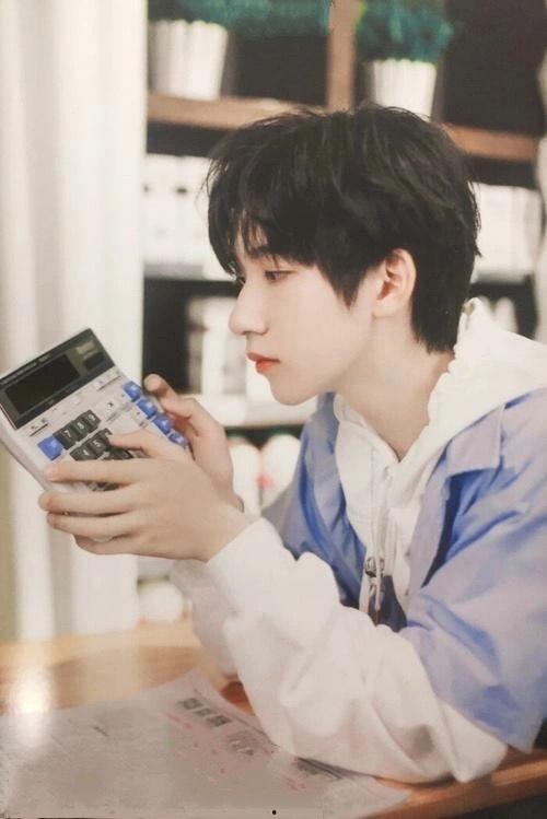 贺峻霖说和明星谈恋爱,甜蜜瞬间与甜蜜烦恼