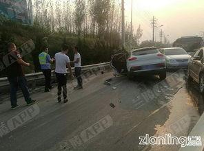 吃瓜汽车撞车,现场惊心动魄